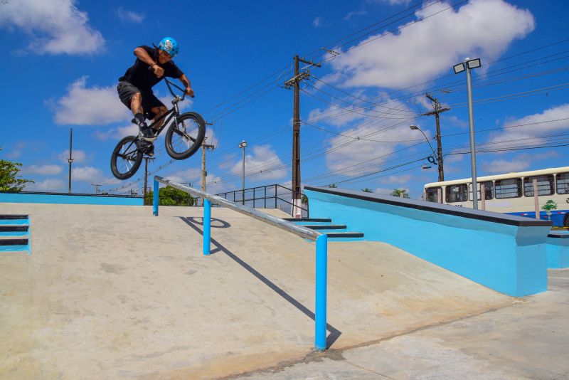 Fotos de apoio de ciclista e sketistas na pista Radical do Curuçambá