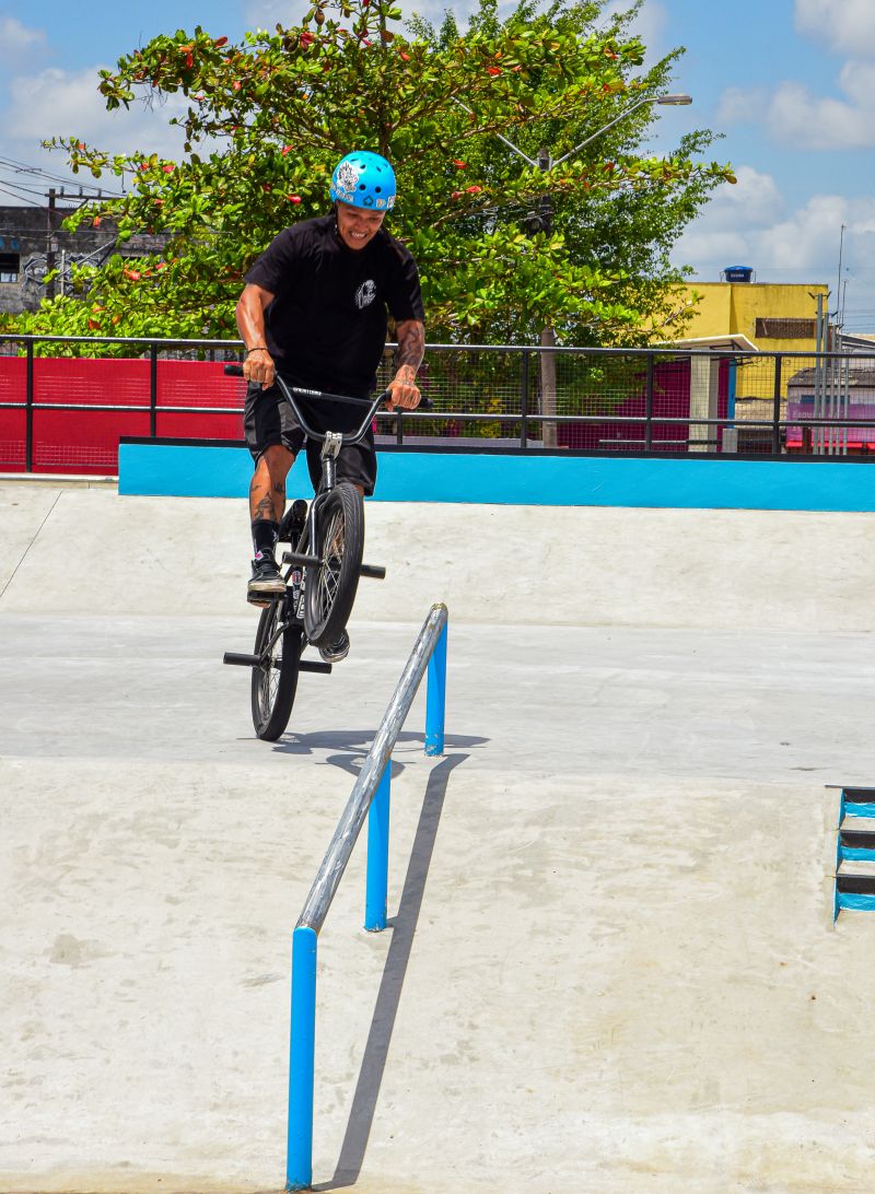 Fotos de apoio de ciclista e sketistas na pista Radical do Curuçambá