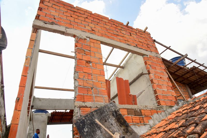 Imagens de casas destelhadas no 40horas próximo a Independência, com a vistoria da Defesa Civil Municipal