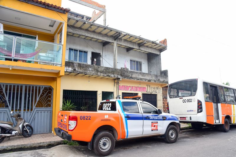 Imagens de casas destelhadas no 40horas próximo a Independência, com a vistoria da Defesa Civil Municipal