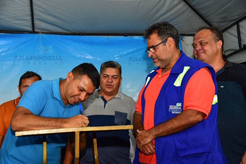 Assinatura da O.S para Execução do programa Ilumina Mais Luz para Ananindeua, no Marighella bairro Aurá