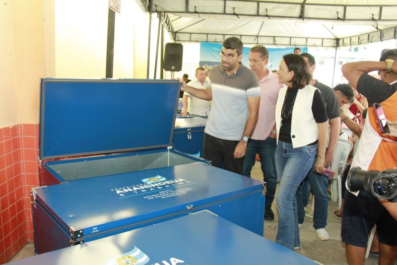 Entrega de Utensílios de trabalho para feirantes do mercado do Distrito Industrial