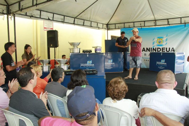 Entrega de Utensílios de trabalho para feirantes do mercado do Distrito Industrial