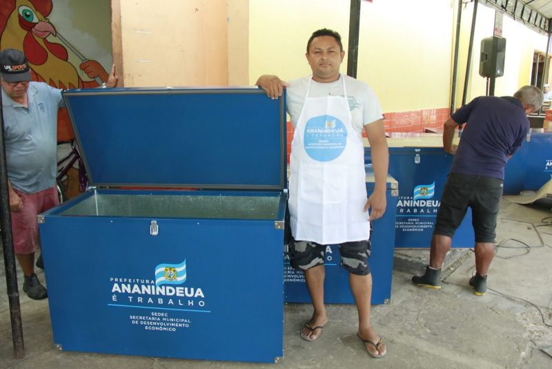 Entrega de Utensílios de trabalho para feirantes do mercado do Distrito Industrial