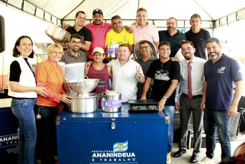 Entrega de Utensílios de trabalho para feirantes do mercado do Distrito Industrial