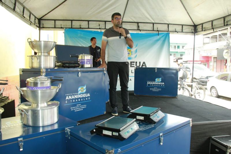 Entrega de Utensílios de trabalho para feirantes do mercado do Distrito Industrial