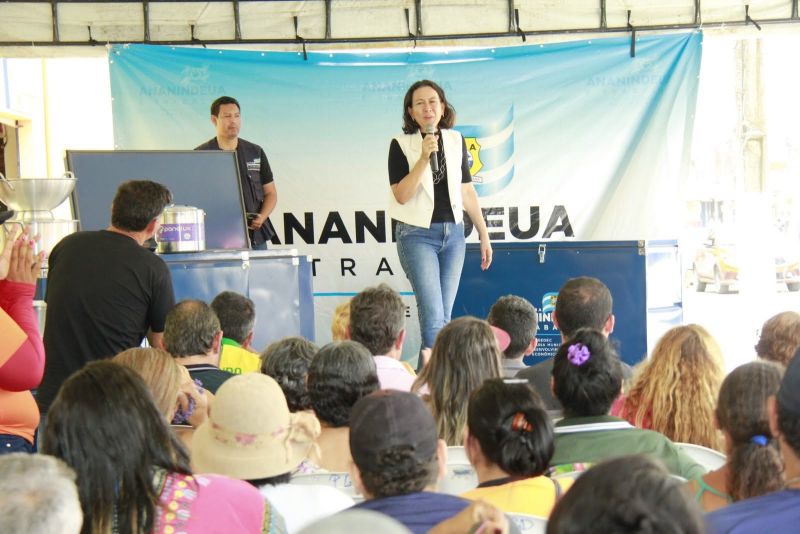 Entrega de Utensílios de trabalho para feirantes do mercado do Distrito Industrial