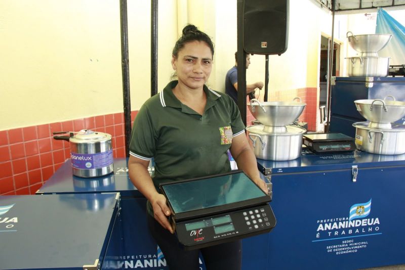 Entrega de Utensílios de trabalho para feirantes do mercado do Distrito Industrial