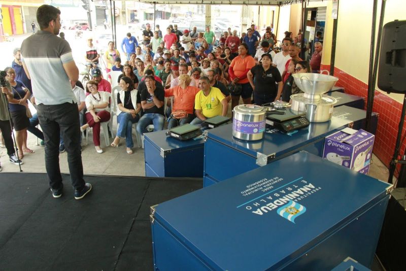 Entrega de Utensílios de trabalho para feirantes do mercado do Distrito Industrial