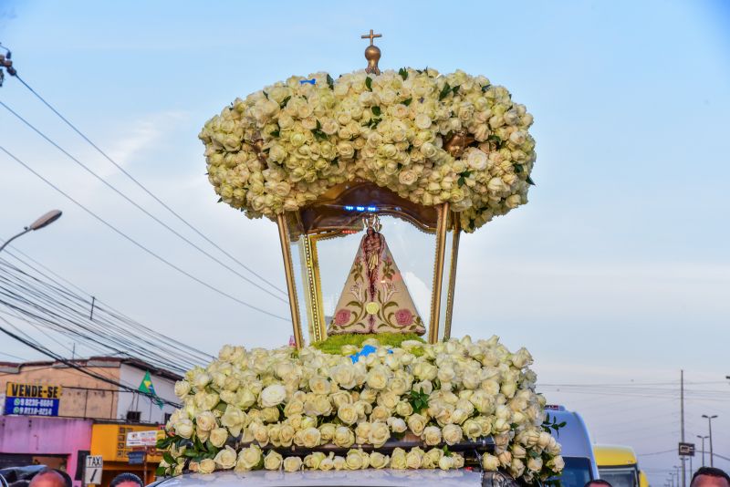 Traslado da imagem peregrina de Nossa Senhora de Nazaré, na frente do Mercado Central, prefeitura e missa na igreja matriz Nossa Senhora das Graças