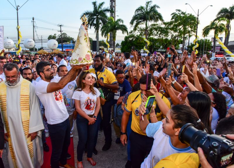 Traslado da imagem peregrina de Nossa Senhora de Nazaré, na frente do Mercado Central, prefeitura e missa na igreja matriz Nossa Senhora das Graças