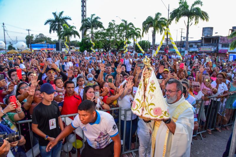 Traslado da imagem peregrina de Nossa Senhora de Nazaré, na frente do Mercado Central, prefeitura e missa na igreja matriz Nossa Senhora das Graças