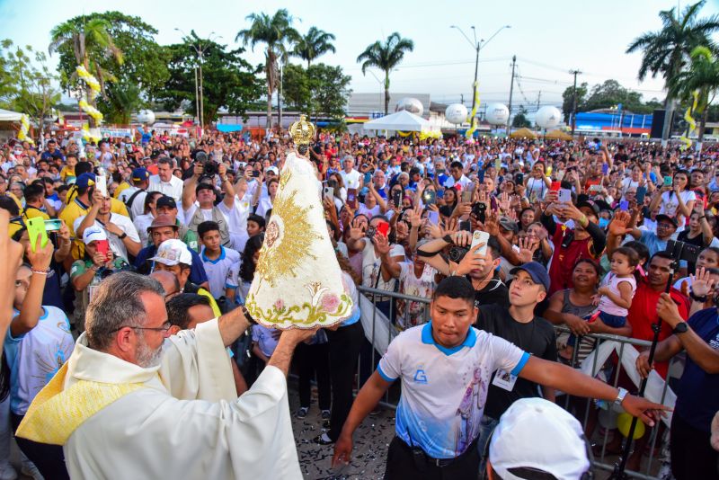 Traslado da imagem peregrina de Nossa Senhora de Nazaré, na frente do Mercado Central, prefeitura e missa na igreja matriz Nossa Senhora das Graças