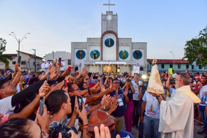 Traslado da imagem peregrina de Nossa Senhora de Nazaré, na frente do Mercado Central, prefeitura e missa na igreja matriz Nossa Senhora das Graças