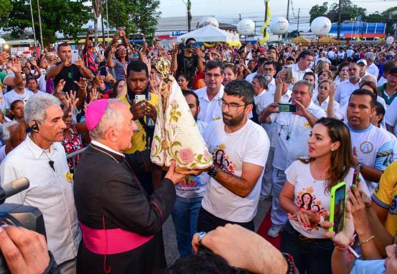 Traslado da imagem peregrina de Nossa Senhora de Nazaré, na frente do Mercado Central, prefeitura e missa na igreja matriz Nossa Senhora das Graças