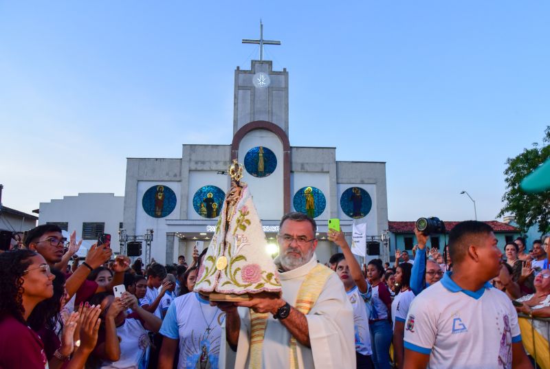 Traslado da imagem peregrina de Nossa Senhora de Nazaré, na frente do Mercado Central, prefeitura e missa na igreja matriz Nossa Senhora das Graças