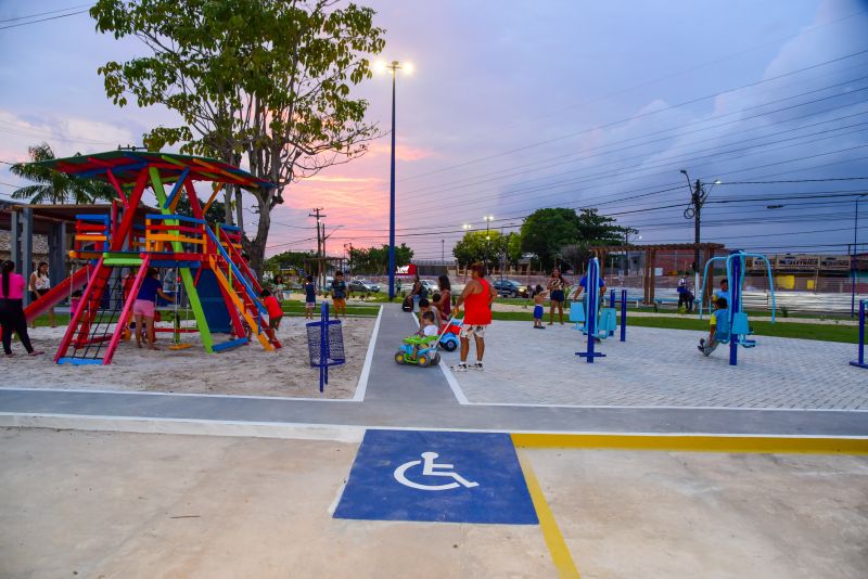 Entrega da Praça do Renascer, totalmente revitalizada na avenida Três Corações