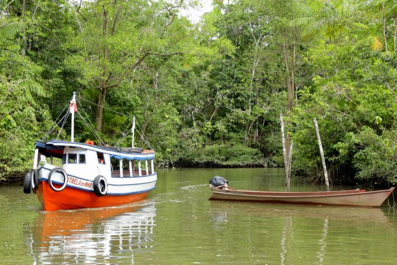 O barco é o transporte utilizado para chegar as Ilhas