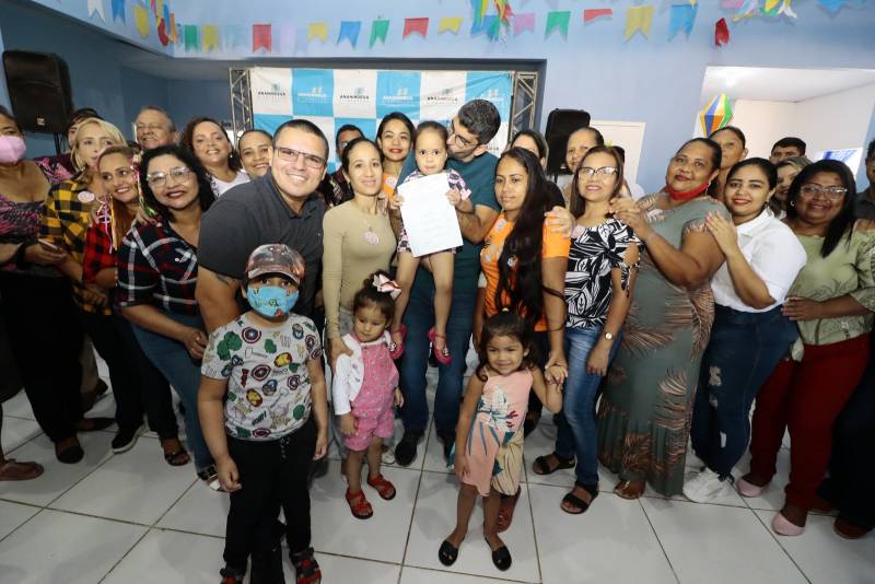 Pais, alunos, professores com o Prefeito Dr. Daniel - UEI Irmã Nair. 