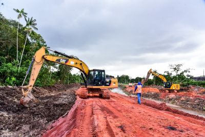 galeria: Maquinas trabalhando no Canal do Maguariaçu