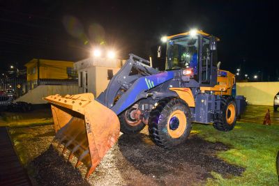 galeria: Entrega de Máquinas do Tipo Pá Carregadeira e Moto Niveladora Destinadas a  Secretaria de Saneamento e Infraestrutura