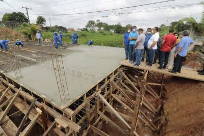 notícia: Prefeito doutor Daniel visita as obras de construção da nova ponte do canal Ariri.