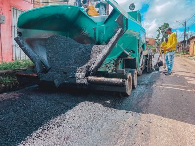 notícia: Prefeito Daniel Santos visita obras de asfaltamento da Rua Cavalcante, no bairro Centro.