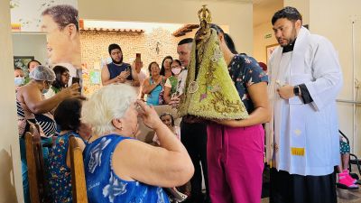 notícia: Emoção e fé marcam visita da imagem peregrina ao Lar dos Idosos