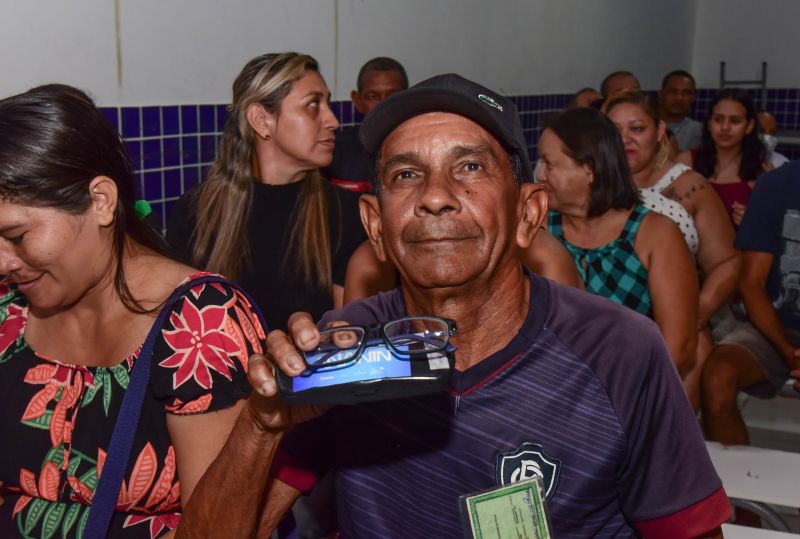 Entrega de Óculos para Pacientes Atendidos no Corujão da Saúde na EMEF Lúcia Vanderley rua da Pedreirinha