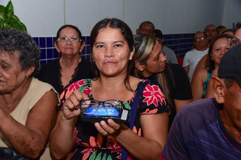 Entrega de Óculos para Pacientes Atendidos no Corujão da Saúde na EMEF Lúcia Vanderley rua da Pedreirinha