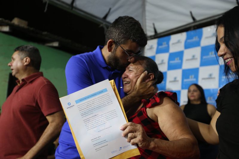 Entrega títulos de propriedade na comunidade Machado de Assis