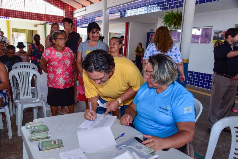 Entrega de Óculos aos pacientes atendidos na Ação Corujão da Saúde na comunidade Marighella no Aurá