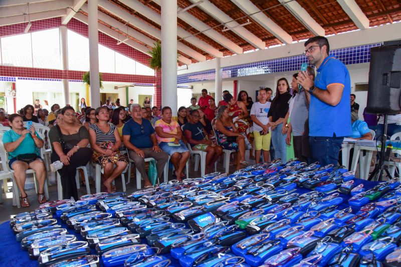 Entrega de Óculos aos pacientes atendidos na Ação Corujão da Saúde na comunidade Marighella no Aurá