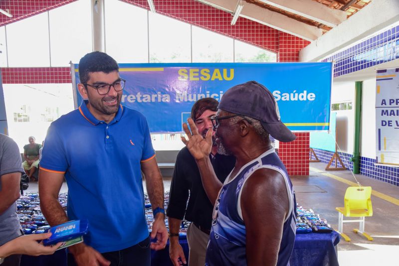 Entrega de Óculos aos pacientes atendidos na Ação Corujão da Saúde na comunidade Marighella no Aurá