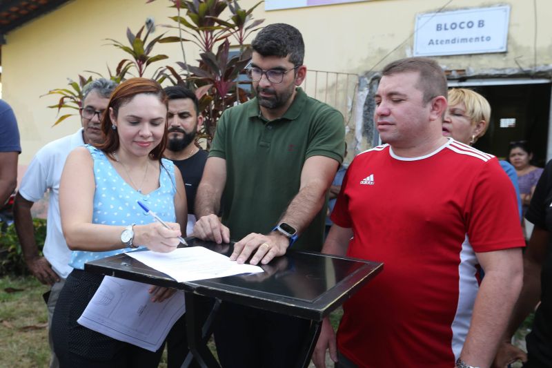 Assinatura de ordem de serviço para reforma da Clinica Saúde Da Família, no bairro Distrito Industrial