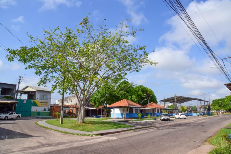 Praça do Park Anne, quadra e espaço de alimentação no conjunto Júlia Seffer