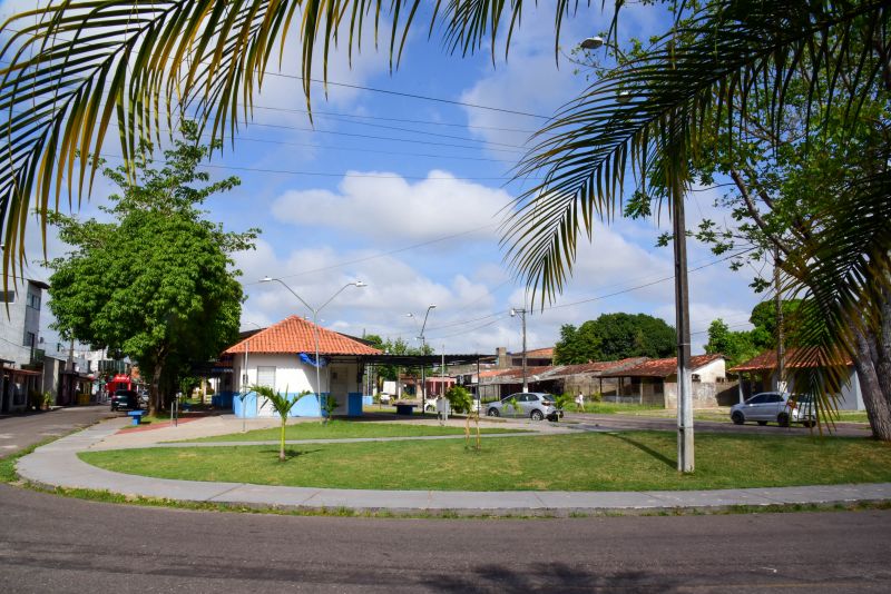 Praça do Park Anne, quadra e espaço de alimentação no conjunto Júlia Seffer