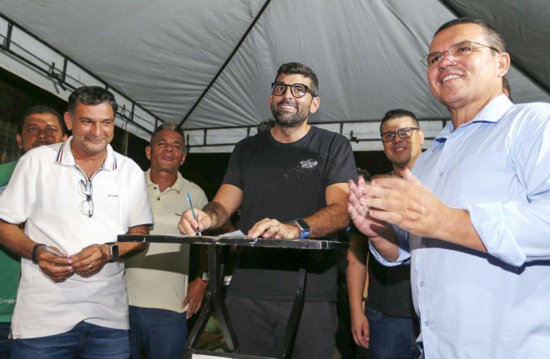 Assinatura de ordem de serviço das ruas Da Paz, João Figueiredo e São Benedito no bairro Águas Lindas