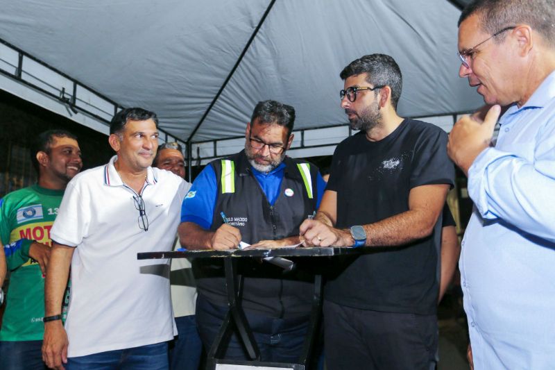 Assinatura de ordem de serviço das ruas Da Paz, João Figueiredo e São Benedito no bairro Águas Lindas