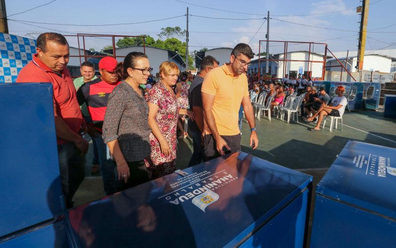 Entrega de equipamentos para feirantes do Jaderlândia