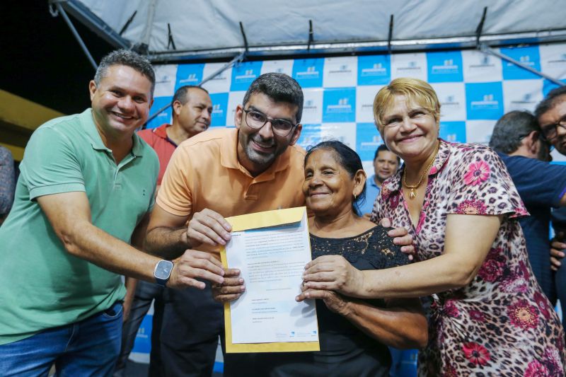 Entrega de títulos de propriedade na comunidade Todos os Santos no bairro do Coqueiro