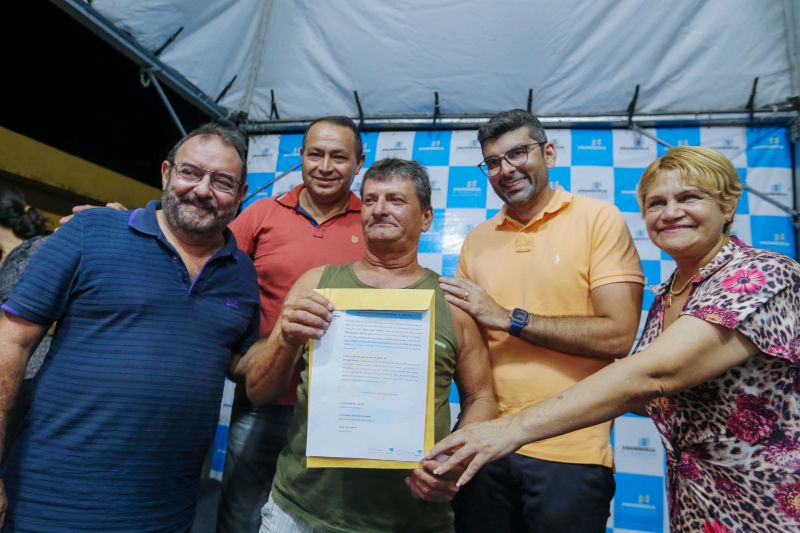 Entrega de títulos de propriedade na comunidade Todos os Santos no bairro do Coqueiro