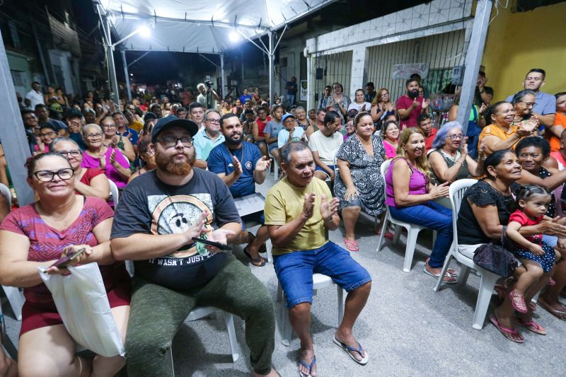 Entrega de títulos de propriedade na comunidade Todos os Santos no bairro do Coqueiro