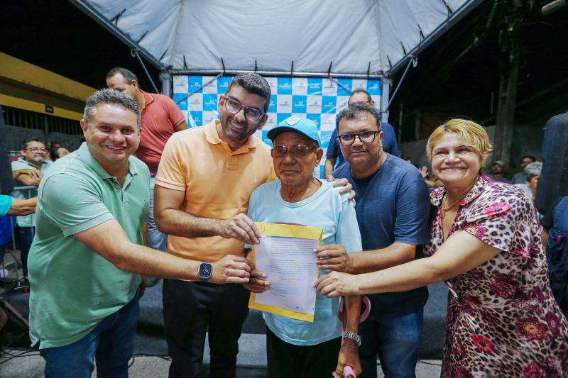 Entrega de títulos de propriedade na comunidade Todos os Santos no bairro do Coqueiro