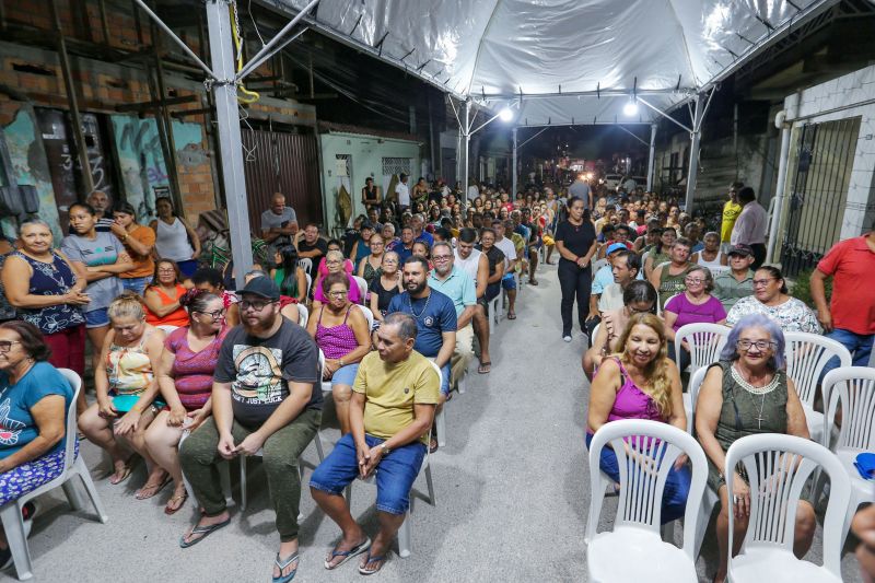 Entrega de títulos de propriedade na comunidade Todos os Santos no bairro do Coqueiro