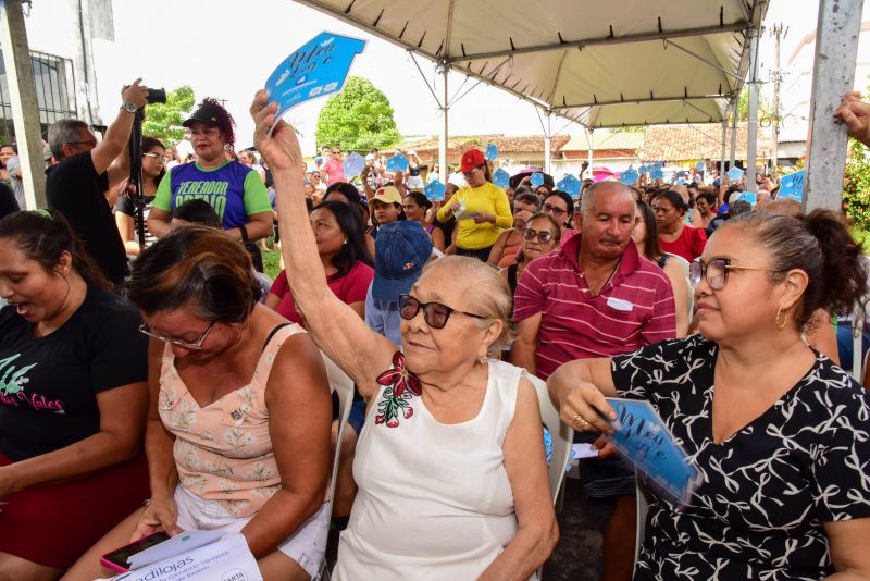 Entrega de Títulos de Propriedade na Comunidade Floresta Parque, através do Programa Ananindeua Legal no bairro Centro