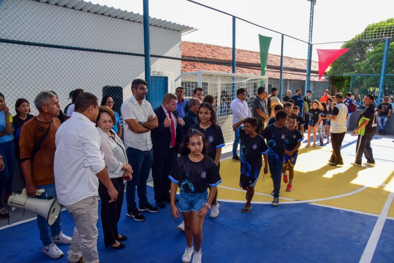 Entrega da quadra coberta da escola Cândida Santos de Souza e abertura dos jogos no Distrito Industrial