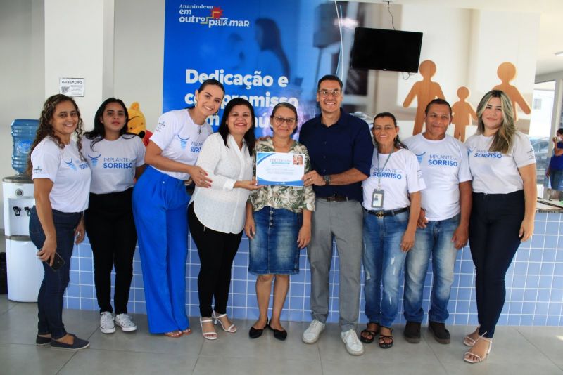 Entrega dos certificados dos pacientes atendidos no Programa Implante um Sorriso na unidade Paulo Frota