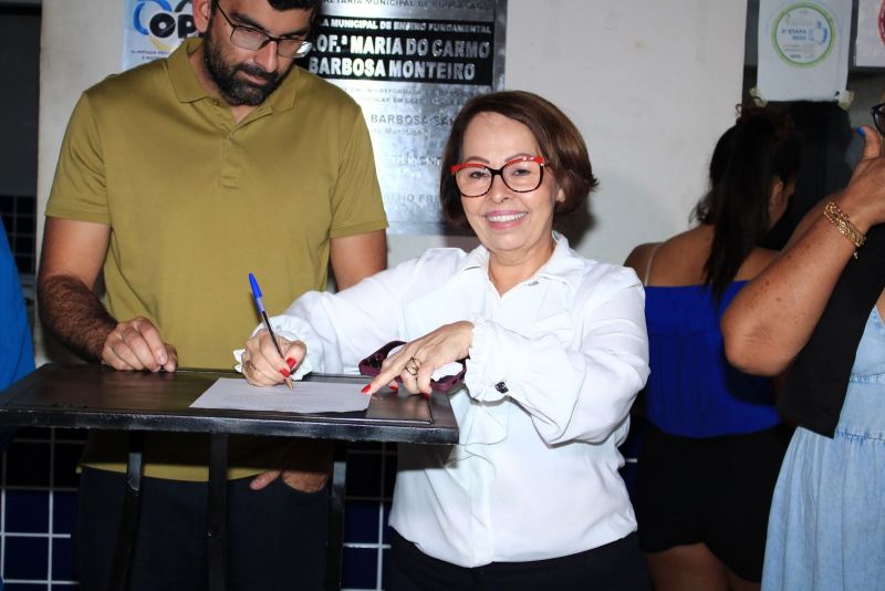 Assinatura de ordem de serviço para inicio das obras de construção de arquibancada, cobertura da quadra e vestiário na EMAF Maria do Carmo Monteiro na Mario Covas