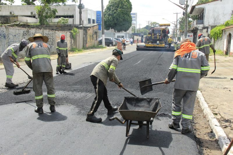 Asfalto na rua Claudio Sanders no bairro Centro Maguary